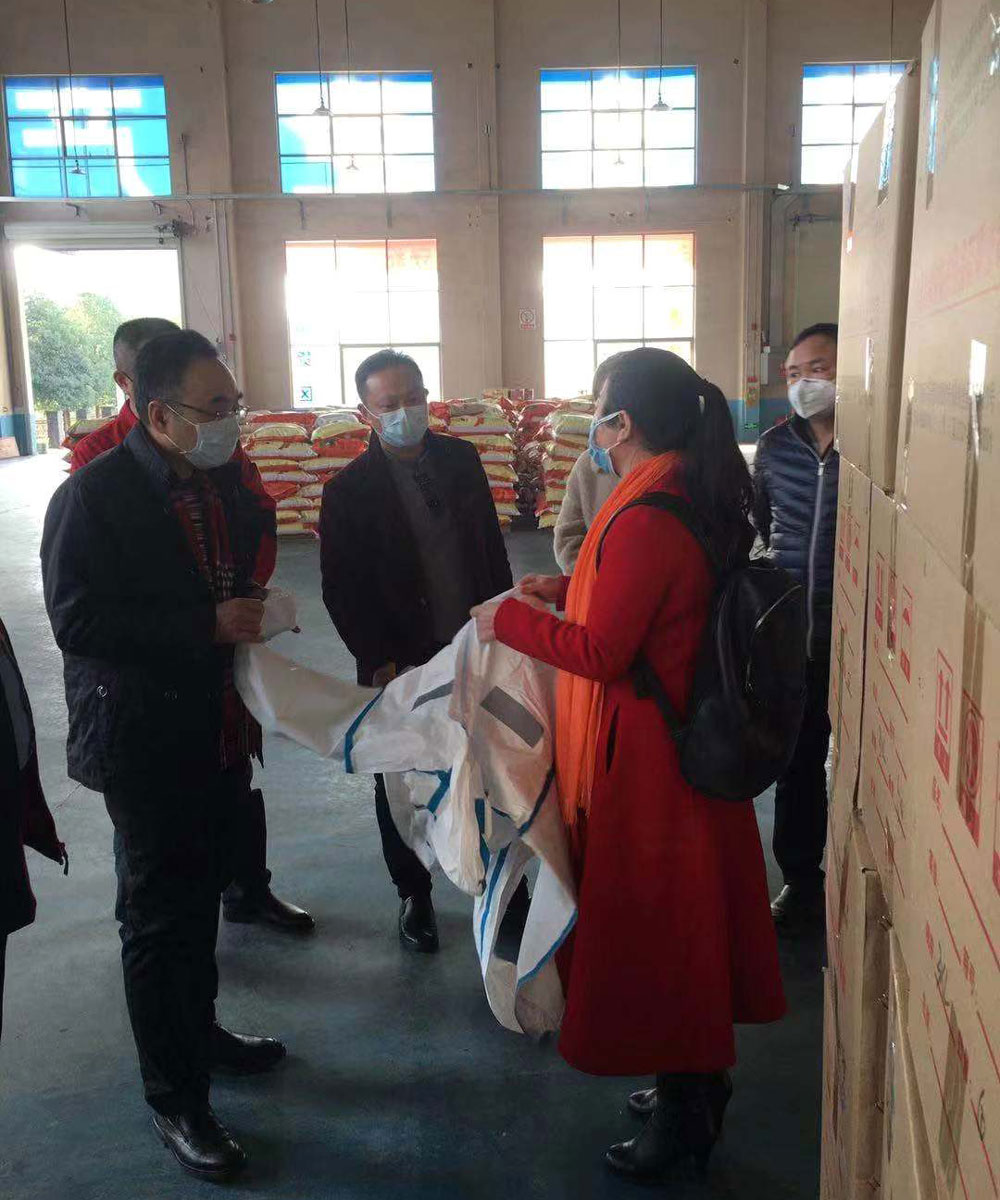 湖南省藥檢局局長及湘潭市藥監局局長一行來湖南華大了解口罩、防護服滅菌細節